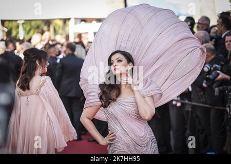 ©PHOTOPQR/LE PARISIEN/Fred Dugit ; Cannes ; 19/05/2022 ; Cuture / Cinéma Palais des Festival à Cannes (06), le 19 Mai 2022 Montée des Marches du Film ARMAGEDDON TIME [en compétition] de James Gray Ici Aishwarya Rai Bachchan Photo LP / Fred Dugit Stockfoto