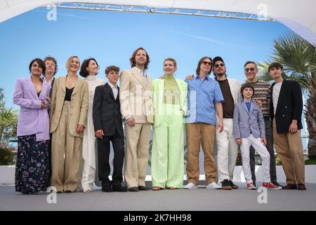 ©PHOTOPQR/LE PARISIEN/Fred Dugit ; Cannes ; 19/05/2022 ; Cuture / Cinéma Palais des Festival à Cannes (06), le 19 Mai 2022 Photocall du Film LE OTTO MONTAGNE (LES HUIT MONTAGNES/DIE ACHT MONTAINS) Felix VAN GROENINGEN Réalisator (Belgique) CHARLOTTE VANDERMEERSCH Réalisatrice (Belgique) ALESSANDRO BORGHI Acteur LUCA MARINELLI Acteur ELENA LIETTI Actrice FILIPPO TIMI Acteur ELISABETTA MAZZZULLO Actrice LUPO BARBIERO Acteur ANDREA PALMA Acteur CHRISTIAN SASSELLA Acteur Fred SUTRAGELA FOTOS von Dugteur DE la Dugteur Cannes Film Festiva Stockfoto