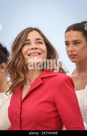 ©PHOTOPQR/LE PARISIEN/Fred Dugit ; Cannes ; 21/05/2022 ; Cuture / Cinéma Palais des Festivals à Cannes (06), le 21 Mai 2022 Fotocall du Film FUMER FAIT TOUSSER (RAUCHEN VERURSACHT HUSTEN) QUENTIN DUPIEUX Réalisator (Frankreich) Adèle EXARCHOPOULOS Actrice ALAIN CHABAT Acteur OULAYA AMRA Actrice VINCENT LACOSTE Acteur JEAN-PASCAL ZADI Acteur GILLES LELLOUCHE Acteur Anaïs DEMUSTIER Actrice DAVID MARSAIS Acteur GRÉGOIRE LUDIG Acteur DORIA BLANICE FILMFESTIVAL IN Cannes Jérôme Foto von ACTEUR Am 20. 2022. Mai Stockfoto