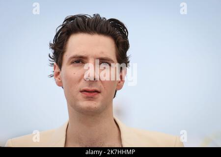 ©PHOTOPQR/LE PARISIEN/Fred Dugit ; Cannes ; 21/05/2022 ; Cuture / Cinéma Palais des Festivals à Cannes (06), le 21 Mai 2022 Fotocall du Film FUMER FAIT TOUSSER (RAUCHEN VERURSACHT HUSTEN) QUENTIN DUPIEUX Réalisator (Frankreich) Adèle EXARCHOPOULOS Actrice ALAIN CHABAT Acteur OULAYA AMRA Actrice VINCENT LACOSTE Acteur JEAN-PASCAL ZADI Acteur GILLES LELLOUCHE Acteur Anaïs DEMUSTIER Actrice DAVID MARSAIS Acteur GRÉGOIRE LUDIG Acteur DORIA BLANICE FILMFESTIVAL IN Cannes Jérôme Foto von ACTEUR Am 20. 2022. Mai Stockfoto