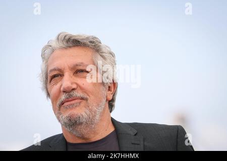 ©PHOTOPQR/LE PARISIEN/Fred Dugit ; Cannes ; 21/05/2022 ; Cuture / Cinéma Palais des Festivals à Cannes (06), le 21 Mai 2022 Fotocall du Film LE PETIT NICOLAS - QU’EST CE QU’ON ATTEND POUR être HEUREUX ? ALAIN CHABAT Voix de Goscinny - Internationales Filmfestival von Cannes am 20. 2022. Mai Stockfoto