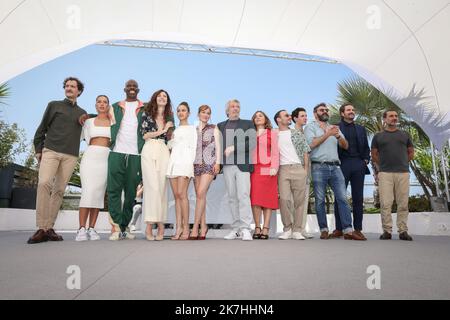 ©PHOTOPQR/LE PARISIEN/Fred Dugit ; Cannes ; 21/05/2022 ; Cuture / Cinéma Palais des Festivals à Cannes (06), le 21 Mai 2022 Fotocall du Film FUMER FAIT TOUSSER (RAUCHEN VERURSACHT HUSTEN) QUENTIN DUPIEUX Réalisator (Frankreich) Adèle EXARCHOPOULOS Actrice ALAIN CHABAT Acteur OULAYA AMRA Actrice VINCENT LACOSTE Acteur JEAN-PASCAL ZADI Acteur GILLES LELLOUCHE Acteur Anaïs DEMUSTIER Actrice DAVID MARSAIS Acteur GRÉGOIRE LUDIG Acteur DORIA BLANICE FILMFESTIVAL IN Cannes Jérôme Foto von ACTEUR Am 20. 2022. Mai Stockfoto