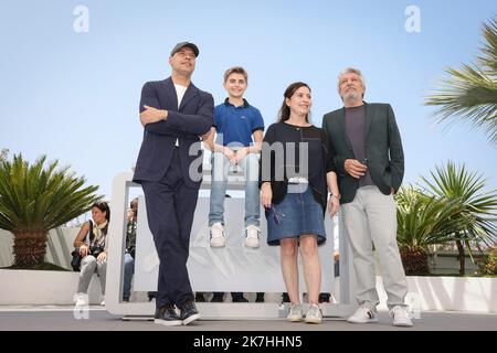 ©PHOTOPQR/LE PARISIEN/Fred Dugit ; Cannes ; 21/05/2022 ; Cuture / Cinéma Palais des Festivals à Cannes (06), le 21 Mai 2022 Fotocall du Film LE PETIT NICOLAS - QU’EST CE QU’ON ATTEND POUR être HEUREUX ? AMANDINE FREDON Réalisatrice (Frankreich) ALAIN CHABAT Voix de Goscinny BENJAMIN MASSOUBRE Réalisateur (Frankreich) LAURENT LAFITTE Voix de Sempé ANNE GOSCINNY Scénariste SIMON FALIU Voix du Petit Nicolas Photo LP / Fred Dugit - Internationales Filmfestival in Cannes am 20. 2022. Mai Stockfoto