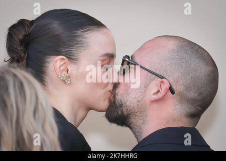 ©PHOTOPQR/LE PARISIEN/Fred Dugit ; Cannes ; 21/05/2022 ; Cuture / Cinéma Palais des Festival à Cannes (06), le 21 Mai 2022 Montée des Marches du Film TRIANGLE OF TRAURIGKEIT Ici Charlotte Le Bon Photo LP / Fred Dugit Stockfoto