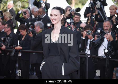 ©PHOTOPQR/LE PARISIEN/Fred Dugit ; Cannes ; 21/05/2022 ; Cuture / Cinéma Palais des Festival à Cannes (06), le 21 Mai 2022 Montée des Marches du Film TRIANGLE OF TRAURIGKEIT Ici Charlotte Le Bon Photo LP / Fred Dugit Stockfoto