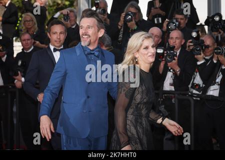 ©PHOTOPQR/LE PARISIEN/Fred Dugit ; Cannes ; 21/05/2022 ; Cuture / Cinéma Palais des Festival à Cannes (06), le 21 Mai 2022 Montée des Marches du Film TRIANGLE OF TRAURIGKEIT Ici Ethan Hawke Photo LP / Fred Dugit Stockfoto