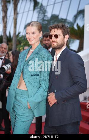 ©PHOTOPQR/LE PARISIEN/Fred Dugit ; Cannes ; 21/05/2022 ; Cuture / Cinéma Palais des Festival à Cannes (06), le 21 Mai 2022 Montée des Marches du Film TRIANGLE OF TRAURIGKEIT Ici Toni Garrn Photo LP / Fred Dugit Stockfoto