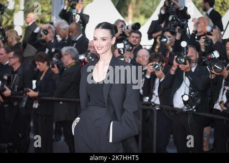 ©PHOTOPQR/LE PARISIEN/Fred Dugit ; Cannes ; 21/05/2022 ; Cuture / Cinéma Palais des Festival à Cannes (06), le 21 Mai 2022 Montée des Marches du Film TRIANGLE OF TRAURIGKEIT Ici Charlotte Le Bon Photo LP / Fred Dugit Stockfoto