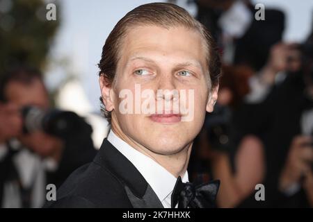 ©PHOTOPQR/LE PARISIEN/Fred Dugit ; Cannes ; 21/05/2022 ; Cuture / Cinéma Palais des Festival à Cannes (06), le 21 Mai 2022 Montée des Marches du Film TRIANGLE OF TRAURIGKEIT Ici HARRIS DICKINSON Photo LP / Fred Dugit Stockfoto