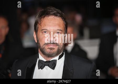 ©PHOTOPQR/LE PARISIEN/Fred Dugit ; Cannes ; 21/05/2022 ; Cuture / Cinéma Palais des Festival à Cannes (06), le 21 Mai 2022 Montée des Marches du Film R.M.N. [De compétition] Ici Samuel Le Bihan et l'actrice et Mannequin Stefania Cristian Photo LP / Fred Dugit Stockfoto