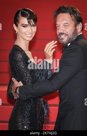 ©PHOTOPQR/LE PARISIEN/Fred Dugit ; Cannes ; 21/05/2022 ; Cuture / Cinéma Palais des Festival à Cannes (06), le 21 Mai 2022 Montée des Marches du Film R.M.N. [De compétition] Ici Samuel Le Bihan et l'actrice et Mannequin Stefania Cristian Photo LP / Fred Dugit Stockfoto