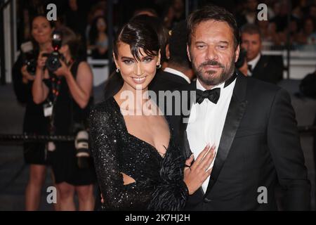 ©PHOTOPQR/LE PARISIEN/Fred Dugit ; Cannes ; 21/05/2022 ; Cuture / Cinéma Palais des Festival à Cannes (06), le 21 Mai 2022 Montée des Marches du Film R.M.N. [De compétition] Ici Samuel Le Bihan et l'actrice et Mannequin Stefania Cristian Photo LP / Fred Dugit Stockfoto