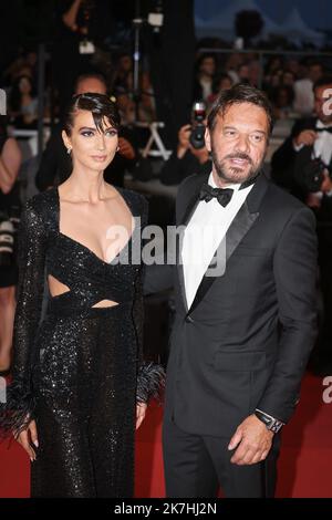 ©PHOTOPQR/LE PARISIEN/Fred Dugit ; Cannes ; 21/05/2022 ; Cuture / Cinéma Palais des Festival à Cannes (06), le 21 Mai 2022 Montée des Marches du Film R.M.N. [De compétition] Ici Samuel Le Bihan et l'actrice et Mannequin Stefania Cristian Photo LP / Fred Dugit Stockfoto