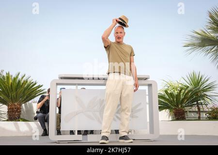 ©PHOTOPQR/LE PARISIEN/Fred Dugit ; Cannes ; 22/05/2022 ; Cuture / Cinéma Palais des Festival à Cannes (06), le 22 Mai 2022 Photocall du Film TRIANGLE OF TRAURIGKEIT (SANS FILTRE) WOODY HARRELSON Acteur - Internationales Filmfestival von Cannes on May 22. 2022 Stockfoto