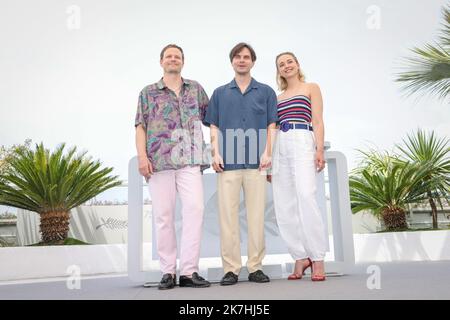 ©PHOTOPQR/LE PARISIEN/Fred Dugit ; Cannes ; 22/05/2022 ; Cuture / Cinéma Palais des Festival à Cannes (06), le 22 Mai 2022 Photocall du Film SYK PIKE (SICK OF MYSELF)Eirik Saether, Kristoffer Borgli, Kristine Kujath Thorp - International Cannes Film Festival on May 22. 2022 Stockfoto