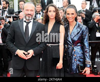 ©PHOTOPQR/NICE MATIN/Patrice Lapoirie ; Cannes ; 22/05/2022 ; Der französische Schauspieler Vincent Perez (L), seine Frau, Filmregisseurin und Drehbuchautorin Karine Silla (R) und ihre Tochter Iman Perez kommen am 22. Mai 2022 zur Vorführung des Films „Forever Young (Les Amandiers)“ bei den Filmfestspielen von Cannes 75. in Cannes, Südfrankreich, an. - Internationales Filmfestival von Cannes am 22. 2022. Mai Stockfoto