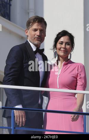 ©Francois Glories/MAXPPP - 17/05/2022 der dänische Schauspieler Nikolaj Coster-Waldau und seine Frau die Sängerin Nukâka auf der Terrasse des Hotel Martinez, bevor er zur Eröffnungsfeier der Filmfestspiele von Cannes 75. auftrat. 17.Mai 2022. Stockfoto