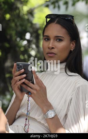 ©Francois Glories/MAXPPP - 18/05/2022 die französische Model Cindy Bruna (sie arbeitet für Jean-Paul Gaultier und Pierre Balmain und ist die erste Mischrassen-Frau, die einen Calvin Klein exklusiv erhält) kommt im Hotel Martinez an und hat während der Filmfestspiele von Cannes 75. mit Freunden in der Bar zu Mittag gegessen. Frankreich. 18.Mai 2022. Stockfoto