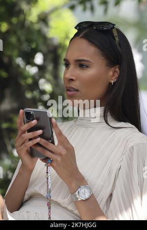 ©Francois Glories/MAXPPP - 18/05/2022 die französische Model Cindy Bruna (sie arbeitet für Jean-Paul Gaultier und Pierre Balmain und ist die erste Mischrassen-Frau, die einen Calvin Klein exklusiv erhält) kommt im Hotel Martinez an und hat während der Filmfestspiele von Cannes 75. mit Freunden in der Bar zu Mittag gegessen. Frankreich. 18.Mai 2022. Stockfoto