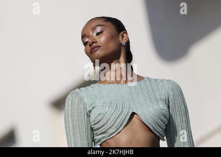 ©Francois Glories/MAXPPP - 19/05/2022 die indische Schauspielerin, Model und Aktivistin Nidi Sunil nimmt während der Filmfestspiele von Cannes 75. an einer TV-Show im Martinez Hotel Teil. Stockfoto