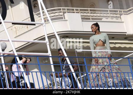 ©Francois Glories/MAXPPP - 19/05/2022 die indische Schauspielerin, Model und Aktivistin Nidi Sunil nimmt während der Filmfestspiele von Cannes 75. an einer TV-Show im Martinez Hotel Teil. Stockfoto