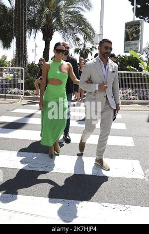 ©Francois Glories/MAXPPP - 19/05/2022 die US-Schauspielerin Eva Longoria und ihr Mann José Antonio Bastón gehen vom Mittagessen auf der Croisette in Cannes nach Hause. Stockfoto