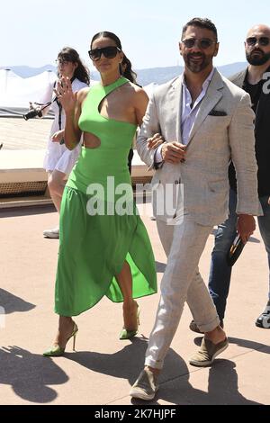 ©Francois Glories/MAXPPP - 19/05/2022 die US-Schauspielerin Eva Longoria und ihr Mann José Antonio Bastón gehen vom Mittagessen auf der Croisette in Cannes nach Hause. Stockfoto