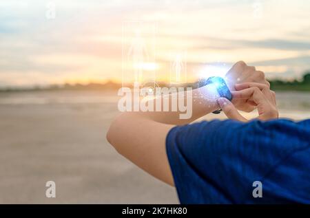 Junge asiatische Frau berührt intelligente Band nach dem Laufen in den Morgen. Tragbarer Computer. Armband des Herzfrequenzsensors. Fitnessgerät. Aktivität Stockfoto