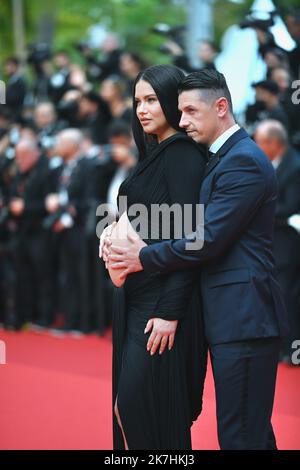 ©franck castel/MAXPPP - 20220005 Celebrity Sichtungen Tag 2 die jährlichen Filmfestspiele von Cannes 75.. Adriana Lima CANNES, FRANKREICH - MAI 18 Stockfoto