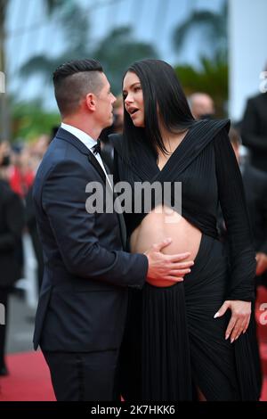 ©franck castel/MAXPPP - 20220005 Celebrity Sichtungen Tag 2 die jährlichen Filmfestspiele von Cannes 75.. Adriana Lima CANNES, FRANKREICH - MAI 18 Stockfoto