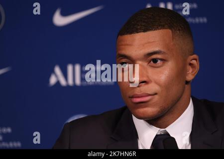 ©PHOTOPQR/LE PARISIEN/LP / Arnaud Journois ; PARIS ; 23/05/2022 ; PARIS PARC DES PRINCES 23/05/2002 CONFERENCE EN PRESSE DE KYLIAN MMAPPE ET NASSER AL KHELAIFI PRESIDENT DU PSG Paris Saint-Germain's French Forward Kylian Mbappe posiert mit Trikot am Ende einer Pressekonferenz im Stadion Parc des Princes in Paris am 23. Mai 2022, Kylian Mbappe entschied sich, bis 2025 einen neuen Vertrag bei PSG zu unterzeichnen, anstatt sich Real Madrid anzuschließen. Stockfoto