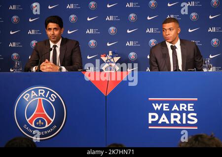 ©PHOTOPQR/LE PARISIEN/LP / Arnaud Journois ; PARIS ; 23/05/2022 ; PARIS PARC DES PRINCES 23/05/2002 KONFERENZ EN PRESSE EN KYLIAN MMAPPE ET NASSER AL KHELAIFI PRÄSIDENT DU PSG Nasser Al-Khelaifi (L), CEO von Paris Saint-Germain, und Kylian Mbappe (R), französischer Vorsteher, halten am 23. Mai 2022 eine Pressekonferenz im Stadion Parc des Princes in Paris ab. Zwei Tage, nachdem der Club den Ligue 1-Titel zum zehnten Mal gewann, entschied sich sein Superstar-Stürmer Mbappe, einen neuen Vertrag bei PSG zu unterzeichnen, anstatt Real Madrid beizutreten. Stockfoto