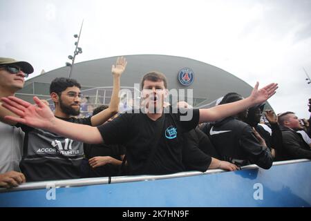 ©PHOTOPQR/LE PARISIEN/Stéphane Duprat ; Boulogne-Billancourt ; 23/05/2022 ; Boulogne-Billancourt, Hauts-de-seine (92), le 23 Mai 2022. Killian Mbappé, attaquant du Club de foot du Paris Saint-Germins sort de la conférence de Presse et salue ses Fans et les ultras. - Boulogne Billancourt, Frankreich, Mai 23. 2022 nach einer Pressekonferenz begrüßt Killian Mbappe, der 3 Jahre lang bei PSG zurückgetreten ist, seine Fans Stockfoto