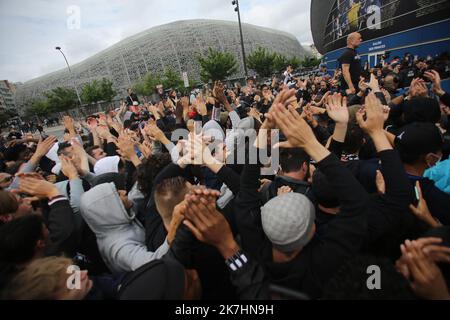 ©PHOTOPQR/LE PARISIEN/Stéphane Duprat ; Boulogne-Billancourt ; 23/05/2022 ; Boulogne-Billancourt, Hauts-de-seine (92), le 23 Mai 2022. Killian Mbappé, attaquant du Club de foot du Paris Saint-Germins sort de la conférence de Presse et salue ses Fans et les ultras. - Boulogne Billancourt, Frankreich, Mai 23. 2022 nach einer Pressekonferenz begrüßt Killian Mbappe, der 3 Jahre lang bei PSG zurückgetreten ist, seine Fans Stockfoto