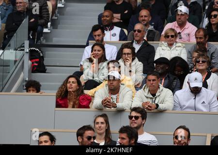 ©PHOTOPQR/LE PARISIEN/LP / Arnaud Journois ; PARIS ; 24/05/2022 ; TENNIS , ROLAND GARROS 2022 , Jo-Wilfried Tsonga vs Casper Ruud en tribune, Sugar, le fils aîné de Jo-Wilfried Tsonga, son épouse Noura El Shwekh, son frère Enzo Tsonga, et son entraineur Thierry Ascione das Tennisturnier Roland Garros French Open am 24. Mai 2022 in Paris, Frankreich. Stockfoto