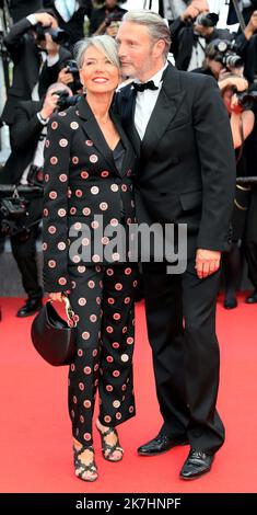 ©PHOTOPQR/NICE MATIN/Patrice Lapoirie ; Cannes ; 24/05/2022 ; dänischer Schauspieler Mads Mikkelsen (L) und seine Frau dänische Schauspielerin Hanne Jacobsen kommen für die Vorführung von dem Film 'der Unschuldige (L'Innocent)' während der 75. Ausgabe des Cannes Film Festival in Cannes , Südfrankreich , am Mai 24 , 2022 . Stockfoto