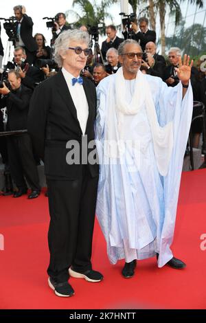 ©PHOTOPQR/NICE MATIN/Patrice Lapoirie ; Cannes ; 24/05/2022 ; mauretanischer Regisseur Abderrahmane Sissako (L) und deutscher Regisseur Wim Wenders kommen für die Vorführung des Films 'The Innocent (L'Innocent)' während der 75. Ausgabe des Cannes Film Festival in Cannes , Südfrankreich , am Mai 24 , 2022 . Stockfoto