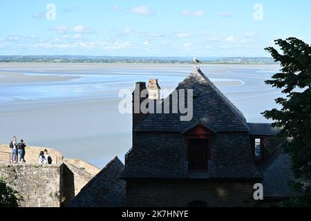 ©PHOTOPQR/OUEST FRANKREICH/Vincent MICHEL ; Mont-Saint-Michel ; 24/05/2022 ; Illustration Mont Saint-Michel et touristes , navettes et aménagement Foto Vincent Michel / Ouest-France - Mont Saint-Michel and tourists Frankreich , Mai 24 , 2022 Stockfoto