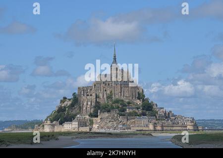 ©PHOTOPQR/OUEST FRANKREICH/Vincent MICHEL ; Mont-Saint-Michel ; 24/05/2022 ; Illustration Mont Saint-Michel et touristes , navettes et aménagement Foto Vincent Michel / Ouest-France - Mont Saint-Michel and tourists Frankreich , Mai 24 , 2022 Stockfoto