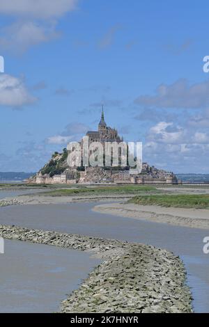 ©PHOTOPQR/OUEST FRANKREICH/Vincent MICHEL ; Mont-Saint-Michel ; 24/05/2022 ; Illustration Mont Saint-Michel et touristes , navettes et aménagement Foto Vincent Michel / Ouest-France - Mont Saint-Michel and tourists Frankreich , Mai 24 , 2022 Stockfoto