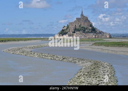 ©PHOTOPQR/OUEST FRANKREICH/Vincent MICHEL ; Mont-Saint-Michel ; 24/05/2022 ; Illustration Mont Saint-Michel et touristes , navettes et aménagement Foto Vincent Michel / Ouest-France - Mont Saint-Michel and tourists Frankreich , Mai 24 , 2022 Stockfoto