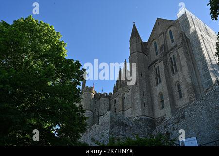 ©PHOTOPQR/OUEST FRANKREICH/Vincent MICHEL ; Mont-Saint-Michel ; 24/05/2022 ; Illustration Mont Saint-Michel et touristes , navettes et aménagement Foto Vincent Michel / Ouest-France - Mont Saint-Michel and tourists Frankreich , Mai 24 , 2022 Stockfoto