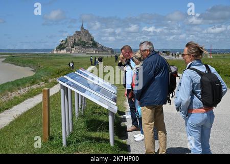 ©PHOTOPQR/OUEST FRANKREICH/Vincent MICHEL ; Mont-Saint-Michel ; 24/05/2022 ; Illustration Mont Saint-Michel et touristes , navettes et aménagement Foto Vincent Michel / Ouest-France - Mont Saint-Michel and tourists Frankreich , Mai 24 , 2022 Stockfoto