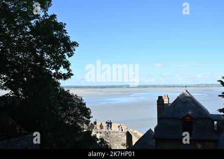 ©PHOTOPQR/OUEST FRANKREICH/Vincent MICHEL ; Mont-Saint-Michel ; 24/05/2022 ; Illustration Mont Saint-Michel et touristes , navettes et aménagement Foto Vincent Michel / Ouest-France - Mont Saint-Michel and tourists Frankreich , Mai 24 , 2022 Stockfoto