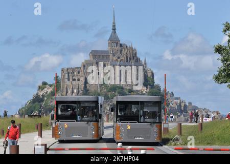 ©PHOTOPQR/OUEST FRANKREICH/Vincent MICHEL ; Mont-Saint-Michel ; 24/05/2022 ; Illustration Mont Saint-Michel et touristes , navettes et aménagement Foto Vincent Michel / Ouest-France - Mont Saint-Michel and tourists Frankreich , Mai 24 , 2022 Stockfoto