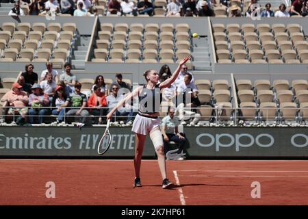 ©Sebastien Muylaert/MAXPPP - Paris 25/05/2022 Elsa Jacquemot aus Frankreich tritt gegen Angelique Kerber aus Deutschland während der Frauen-Einzelrunde 2 am vierten Tag der French Open 2022 bei Roland Garros in Paris, Frankreich, an. 25.05.2022 Stockfoto