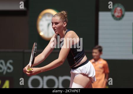 ©Sebastien Muylaert/MAXPPP - Paris 25/05/2022 Elsa Jacquemot aus Frankreich tritt gegen Angelique Kerber aus Deutschland während der Frauen-Einzelrunde 2 am vierten Tag der French Open 2022 bei Roland Garros in Paris, Frankreich, an. 25.05.2022 Stockfoto