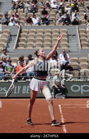 ©Sebastien Muylaert/MAXPPP - Paris 25/05/2022 Elsa Jacquemot aus Frankreich tritt gegen Angelique Kerber aus Deutschland während der Frauen-Einzelrunde 2 am vierten Tag der French Open 2022 bei Roland Garros in Paris, Frankreich, an. 25.05.2022 Stockfoto