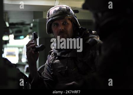 ©PHOTOPQR/L'EST REPUBLICAIN/ALEXANDRE MARCHI ; CHARMES ; 17/05/2022 ; VERTEIDIGUNG - ARMEE DE TERRE - ÜBUNG STRASSBURG - MANÖVER - 2EME BRIGADE BLINDEE - KOMMANDO - ÜBERTRAGUNG - RENSEIGNEMENT - EMPREINTE NUMERIQUE. Charmes (Vogesen) 17 Mai 2022. UN militaire au téléphone dans un blindé lors de l'exercice militaire 'Strasbourg', entre Lunéville (54) et Charmes (88), De l'armée de terre de la 2ème Brigade blindée destiné à entrâiner l'état-Major de le 2ème bb en tant que poste de commandement principal de la Brigade sous blindage dans le cadre d'un conflit de Haute intensité. FOTO Alexand Stockfoto