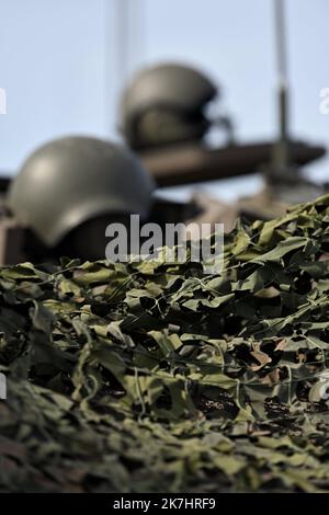 ©PHOTOPQR/L'EST REPUBLICAIN/ALEXANDRE MARCHI ; CHARMES ; 17/05/2022 ; VERTEIDIGUNG - ARMEE DE TERRE - ÜBUNG STRASSBURG - MANÖVER - 2EME BRIGADE BLINDEE - KOMMANDO. Charmes (Vogesen) 17 Mai 2022. UN filet de Camouflage lors de l'exercice militaire 'Strasbourg', entre Lunéville (54) et Charmes (88), De l'armée de terre de la 2ème Brigade blindée destiné à entrâiner l'état-Major de le 2ème bb en tant que poste de commandement principal de la Brigade sous blindage dans le cadre d'un conflit de Haute intensité. FOTO Alexandre MARCHI - 'militärische Übung 'Straßburg', zwischen Lunéville (54) und Stockfoto